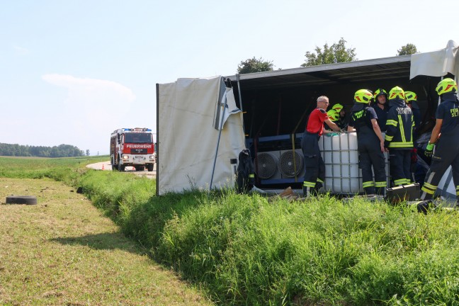 Lenker unverletzt: LKW-Sattelzug bei St. Marien von Strae abgekommen und umgestrzt