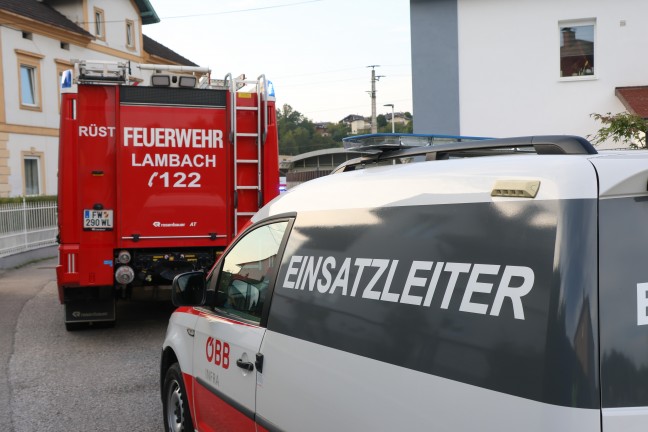 Tdliches Ereignis: Person im Bahnhofsbereich in Lambach von Zug erfasst