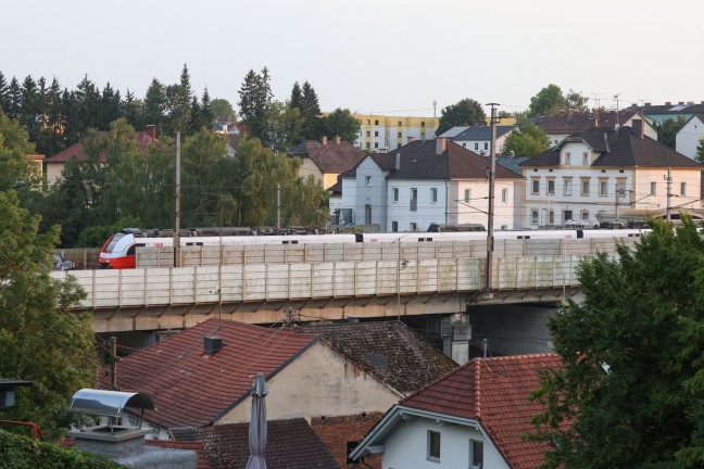 Tdliches Ereignis: Person im Bahnhofsbereich in Lambach von Zug erfasst