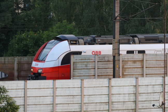 Tdliches Ereignis: Person im Bahnhofsbereich in Lambach von Zug erfasst
