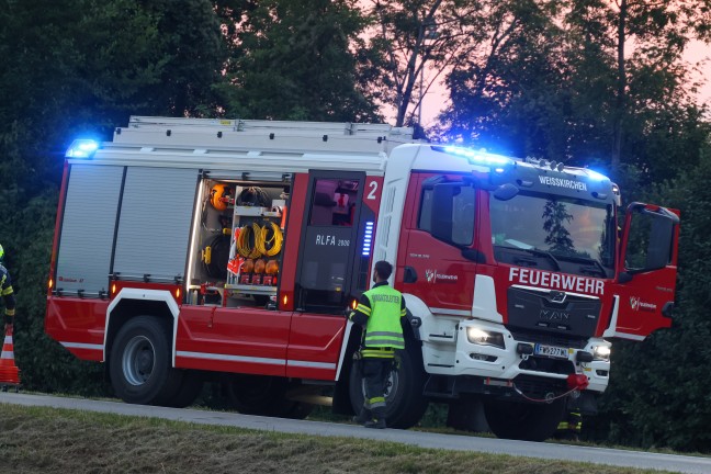 Feuerwehr zu vermeintlichem Feldbrand nach Weikirchen an der Traun alarmiert