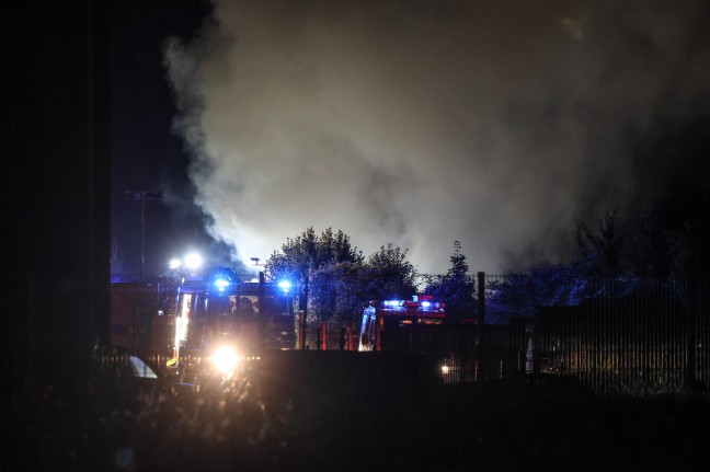 Vier Feuerwehren bei Brand einer greren Grnschnittsammelstelle in Sipbachzell im Einsatz