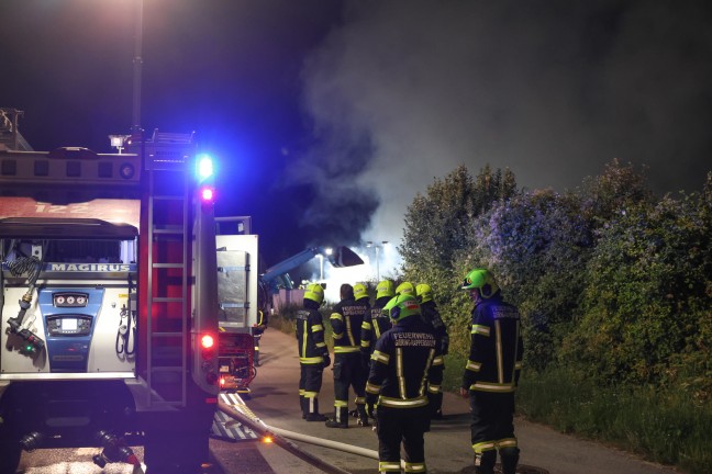 Vier Feuerwehren bei Brand einer greren Grnschnittsammelstelle in Sipbachzell im Einsatz