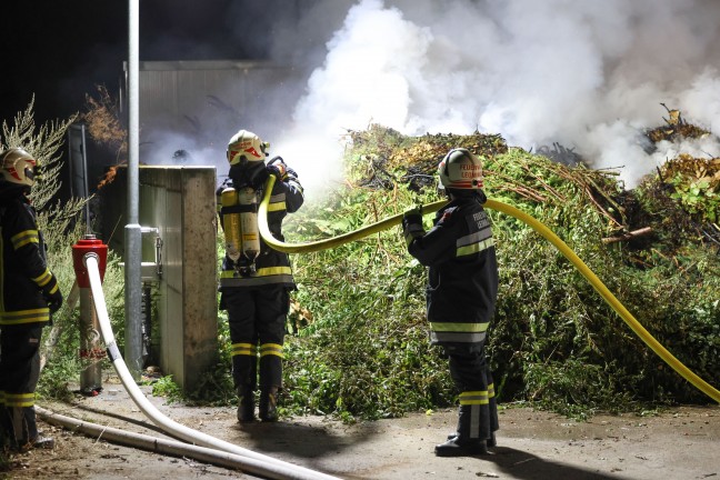 Vier Feuerwehren bei Brand einer greren Grnschnittsammelstelle in Sipbachzell im Einsatz