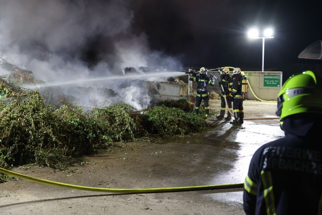 Vier Feuerwehren bei Brand einer greren Grnschnittsammelstelle in Sipbachzell im Einsatz