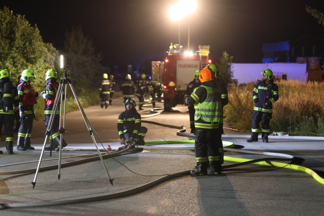 Vier Feuerwehren bei Brand einer greren Grnschnittsammelstelle in Sipbachzell im Einsatz