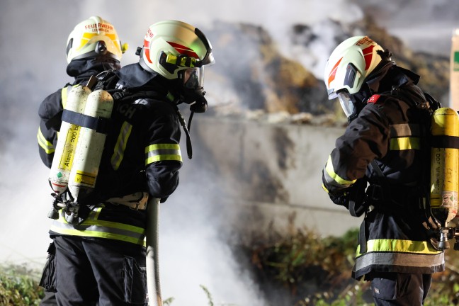 Vier Feuerwehren bei Brand einer greren Grnschnittsammelstelle in Sipbachzell im Einsatz