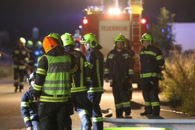 Vier Feuerwehren bei Brand einer greren Grnschnittsammelstelle in Sipbachzell im Einsatz