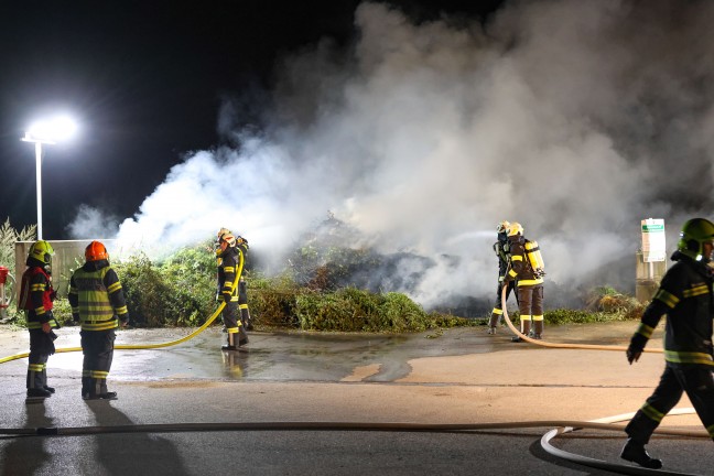 Vier Feuerwehren bei Brand einer greren Grnschnittsammelstelle in Sipbachzell im Einsatz