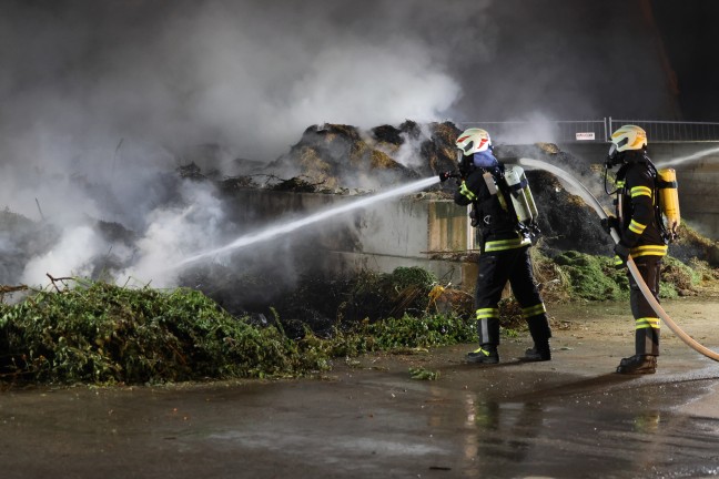 Vier Feuerwehren bei Brand einer greren Grnschnittsammelstelle in Sipbachzell im Einsatz