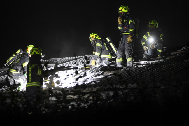 Nchtlicher Gebudebrand eines kleinen Reihenwohnhauses auf einem Vereinsgelnde in Alkoven