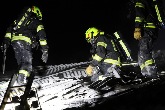 Nchtlicher Gebudebrand eines kleinen Reihenwohnhauses auf einem Vereinsgelnde in Alkoven