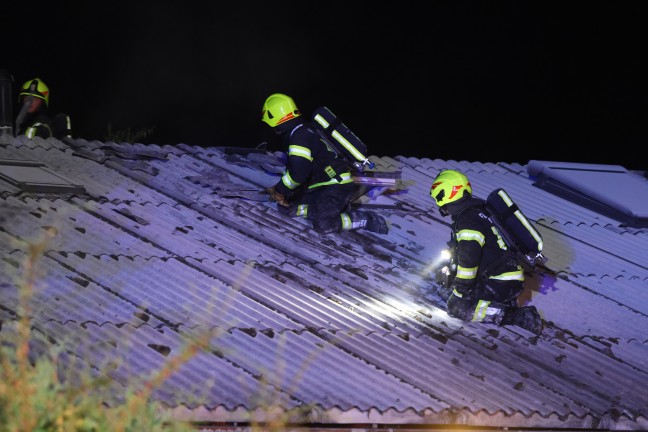 Nchtlicher Gebudebrand eines kleinen Reihenwohnhauses auf einem Vereinsgelnde in Alkoven