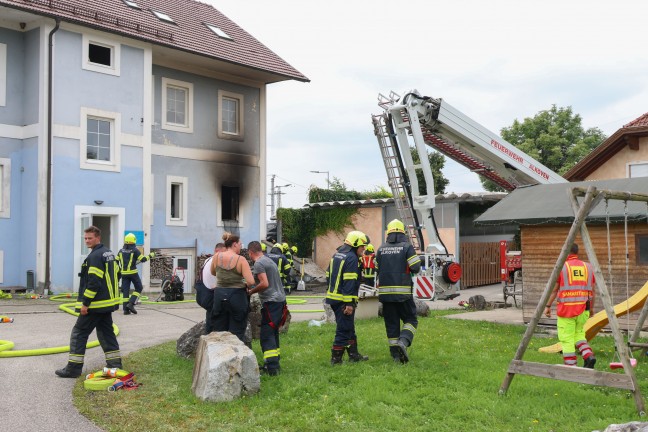 Zimmerbrand in einem Wohn- und Brogebude in Alkoven erfordert Einsatz zweier Feuerwehren