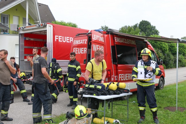 Zimmerbrand in einem Wohn- und Brogebude in Alkoven erfordert Einsatz zweier Feuerwehren
