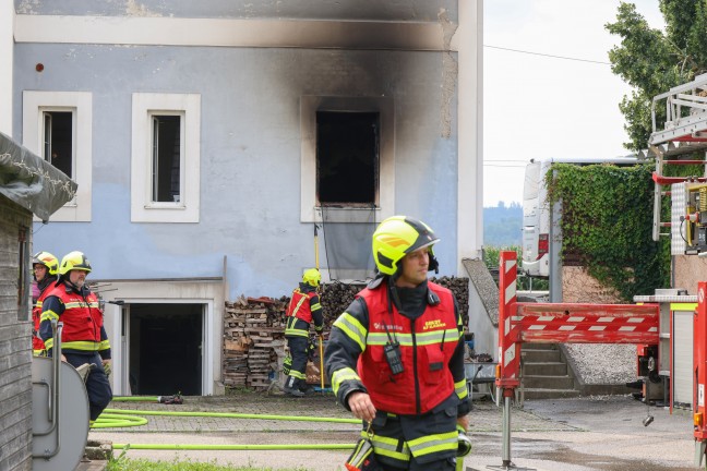 Zimmerbrand in einem Wohn- und Brogebude in Alkoven erfordert Einsatz zweier Feuerwehren