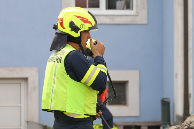 Zimmerbrand in einem Wohn- und Brogebude in Alkoven erfordert Einsatz zweier Feuerwehren