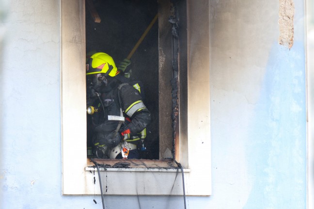 Zimmerbrand in einem Wohn- und Brogebude in Alkoven erfordert Einsatz zweier Feuerwehren