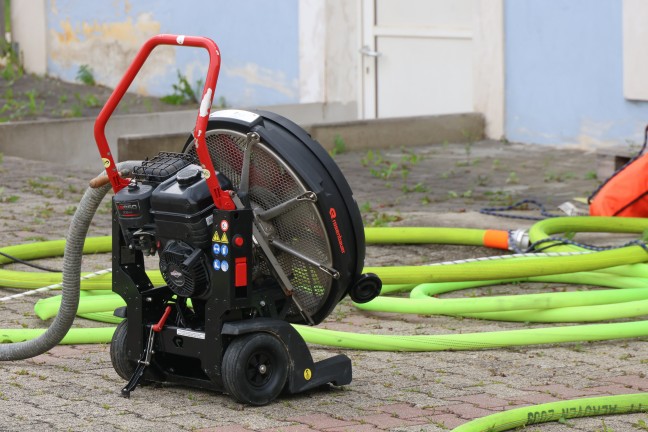 Zimmerbrand in einem Wohn- und Brogebude in Alkoven erfordert Einsatz zweier Feuerwehren