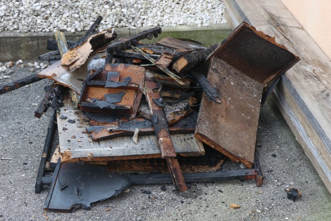 Zimmerbrand in einem Wohn- und Brogebude in Alkoven erfordert Einsatz zweier Feuerwehren