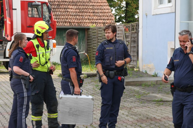 Zimmerbrand in einem Wohn- und Brogebude in Alkoven erfordert Einsatz zweier Feuerwehren