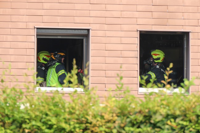 Schweitreibender Lscheinsatz bei Kchenbrand in einem Einfamilienhaus in Traun