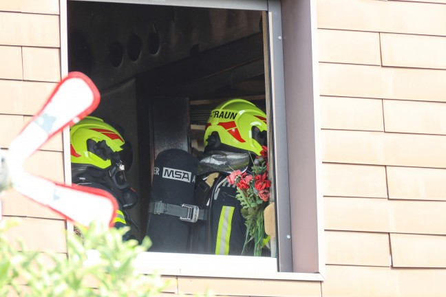 Schweitreibender Lscheinsatz bei Kchenbrand in einem Einfamilienhaus in Traun