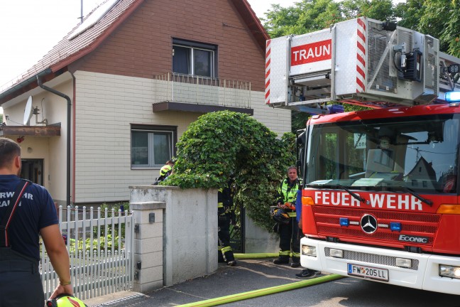 Schweitreibender Lscheinsatz bei Kchenbrand in einem Einfamilienhaus in Traun