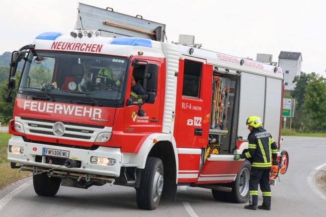 Auto in Neukirchen bei Lambach von Strae abgekommen und im Bachbett gelandet