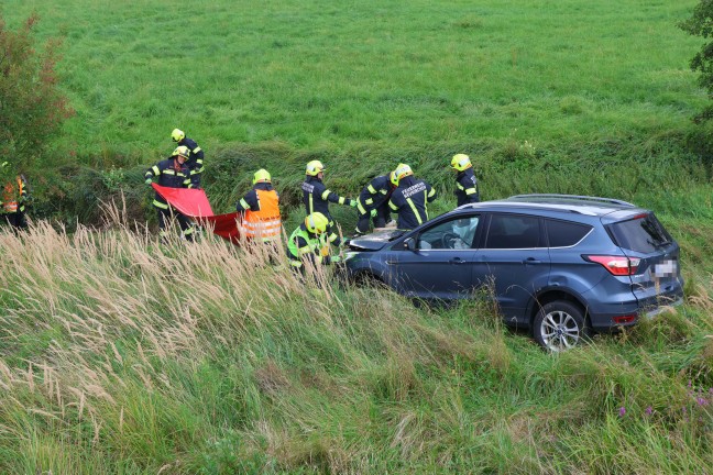 Auto in Neukirchen bei Lambach von Strae abgekommen und im Bachbett gelandet