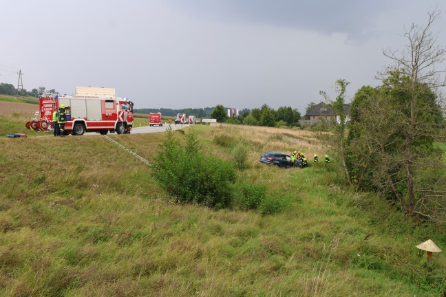 Auto in Neukirchen bei Lambach von Strae abgekommen und im Bachbett gelandet