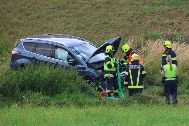 Auto in Neukirchen bei Lambach von Strae abgekommen und im Bachbett gelandet
