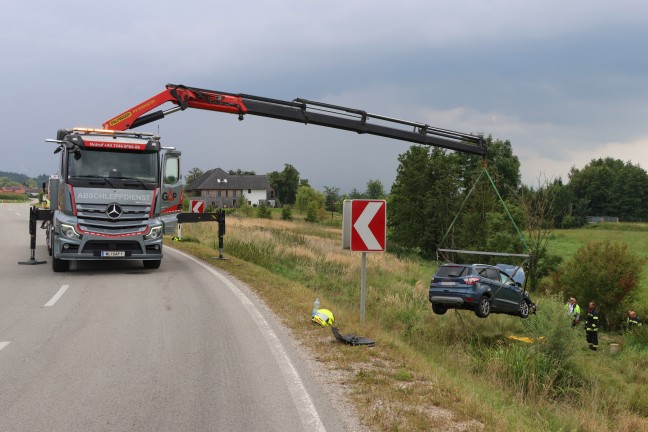 Auto in Neukirchen bei Lambach von Strae abgekommen und im Bachbett gelandet