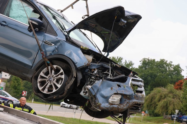 Auto in Neukirchen bei Lambach von Strae abgekommen und im Bachbett gelandet