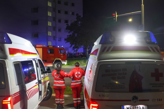Kellerbrand: Grerer Einsatz dreier Feuerwehren bei Brand in einem Hochhaus in Wels-Lichtenegg