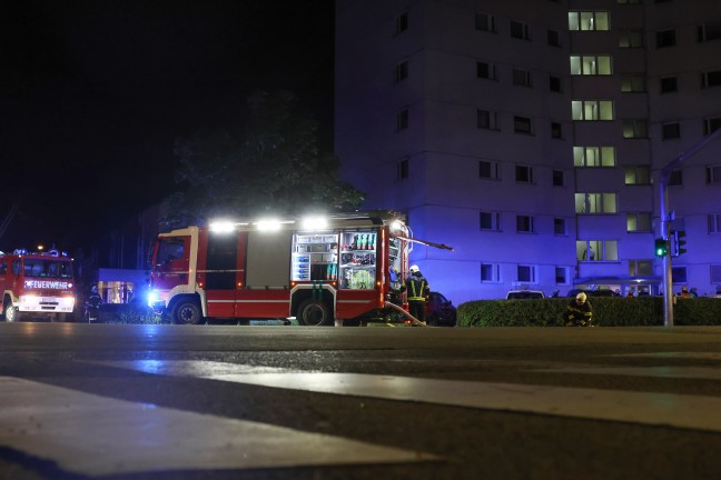 Kellerbrand: Grerer Einsatz dreier Feuerwehren bei Brand in einem Hochhaus in Wels-Lichtenegg