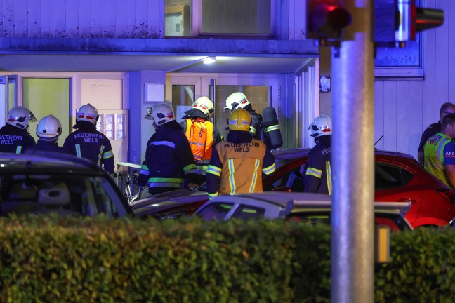 Kellerbrand: Grerer Einsatz dreier Feuerwehren bei Brand in einem Hochhaus in Wels-Lichtenegg