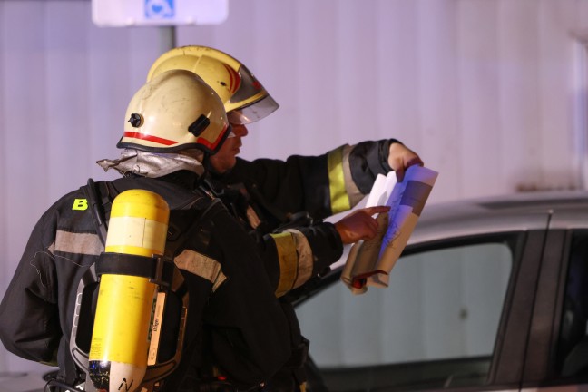 Kellerbrand: Grerer Einsatz dreier Feuerwehren bei Brand in einem Hochhaus in Wels-Lichtenegg