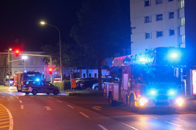 Kellerbrand: Grerer Einsatz dreier Feuerwehren bei Brand in einem Hochhaus in Wels-Lichtenegg