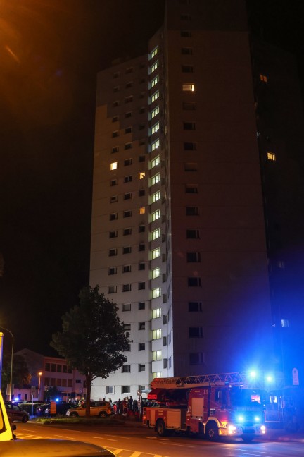 Kellerbrand: Grerer Einsatz dreier Feuerwehren bei Brand in einem Hochhaus in Wels-Lichtenegg