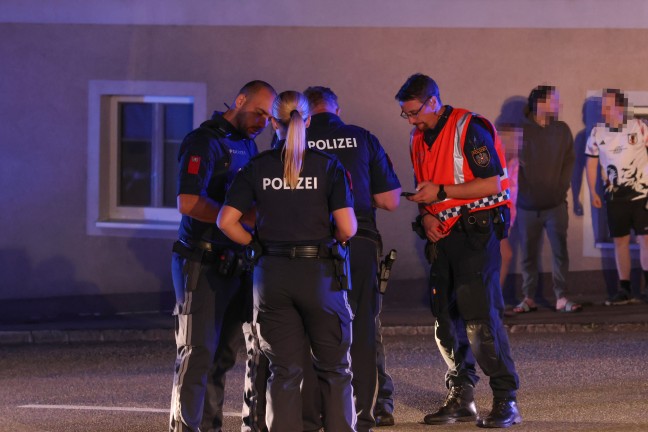 Bankomatsprengung: Feuerwehr- und Polizeieinsatz bei Bankfiliale in Hofkirchen im Traunkreis