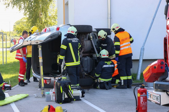 Personenrettung: Lenkerin nach Parkplatzunfall bei Wohnanlage in Wels-Vogelweide aus Auto gerettet