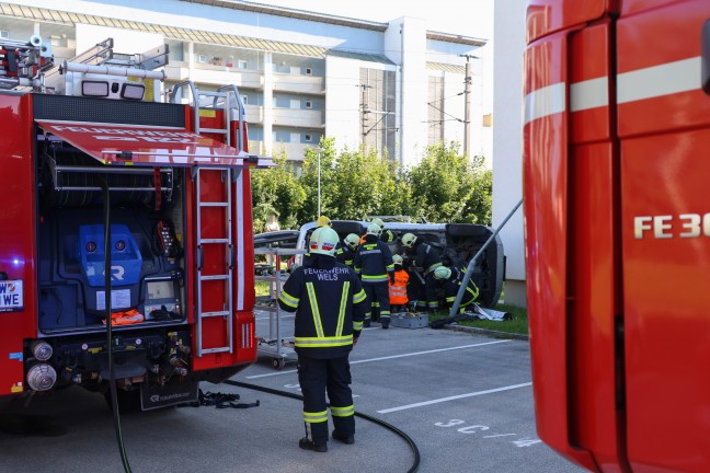 Personenrettung: Lenkerin nach Parkplatzunfall bei Wohnanlage in Wels-Vogelweide aus Auto gerettet