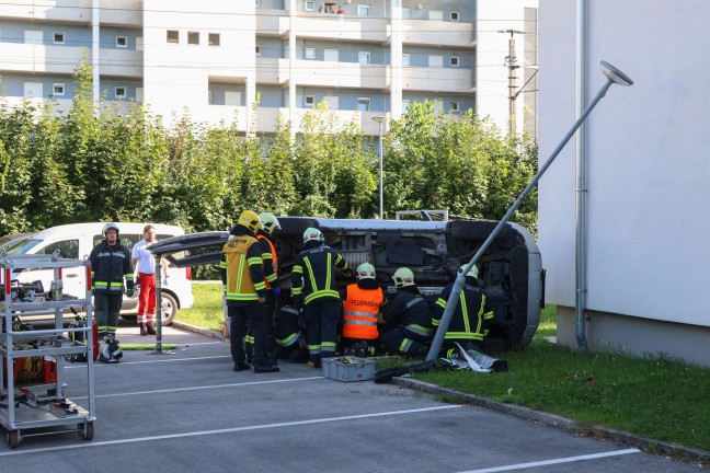 Personenrettung: Lenkerin nach Parkplatzunfall bei Wohnanlage in Wels-Vogelweide aus Auto gerettet
