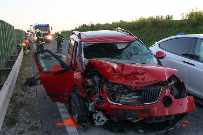 Schwerer Crash mit drei beteiligten PKW auf Steyrer Strae bei Dietach