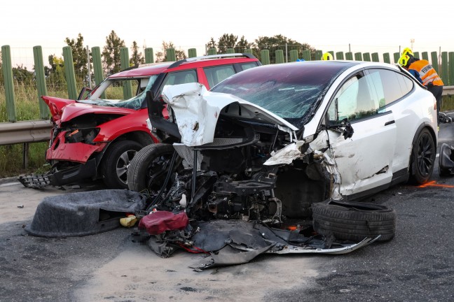 Schwerer Crash mit drei beteiligten PKW auf Steyrer Strae bei Dietach