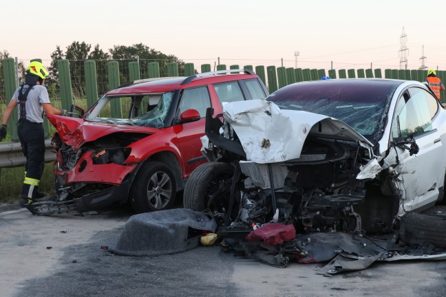 Schwerer Crash mit drei beteiligten PKW auf Steyrer Strae bei Dietach