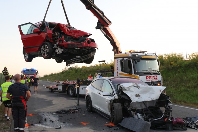 Schwerer Crash mit drei beteiligten PKW auf Steyrer Strae bei Dietach