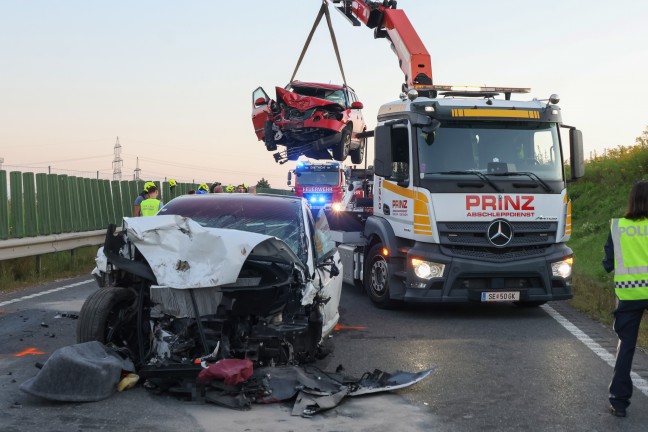 Schwerer Crash mit drei beteiligten PKW auf Steyrer Strae bei Dietach