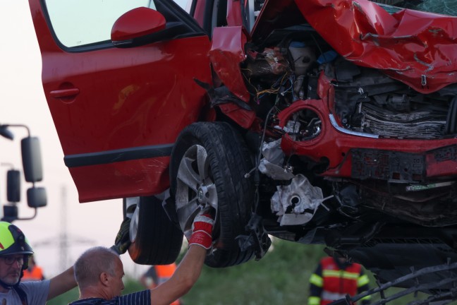 Schwerer Crash mit drei beteiligten PKW auf Steyrer Strae bei Dietach